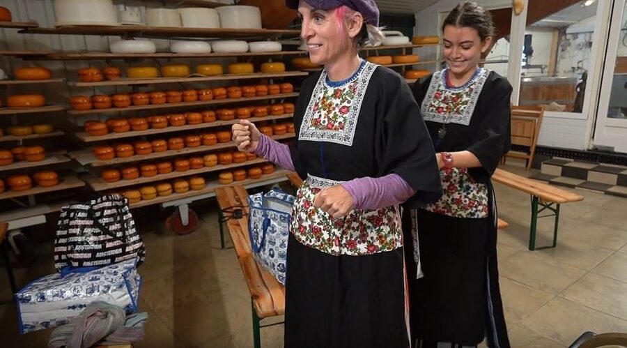 Volendam: Traditional Costume Photo with Cheese & Clog Tour - Simonehoeve in Katwoude/Volendam: where the costume and cheese meet