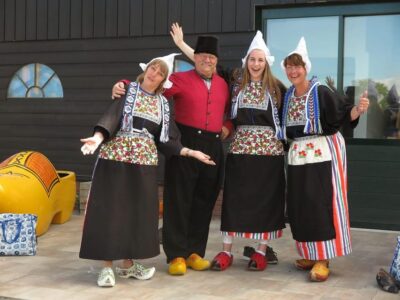 Volendam: Traditional Costume Photo with Cheese & Clog Tour - The 15-minute costume photo: bonnet, trousers, and clogs in the spotlight
