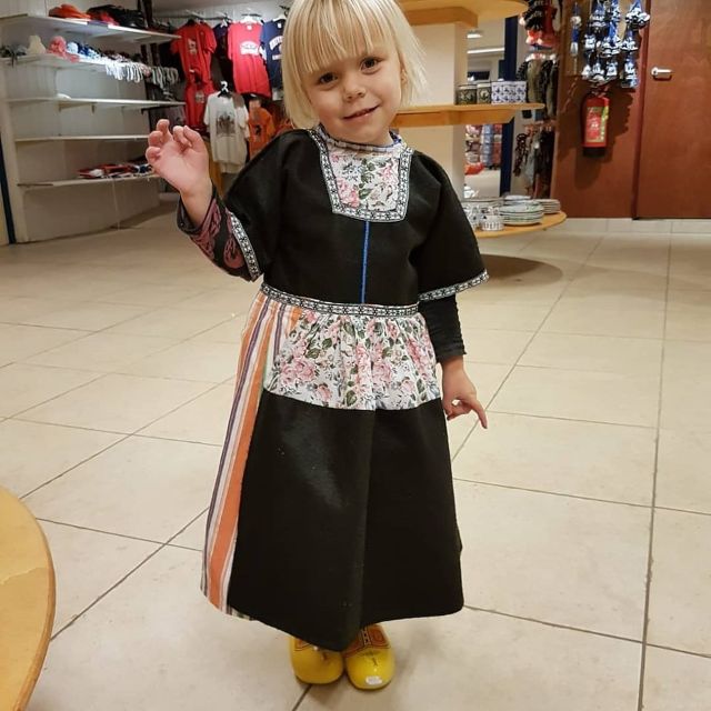 Volendam: Traditional Costume Photo with Cheese & Clog Tour - Gouda and Edam cheese tour: learning without turning it into homework