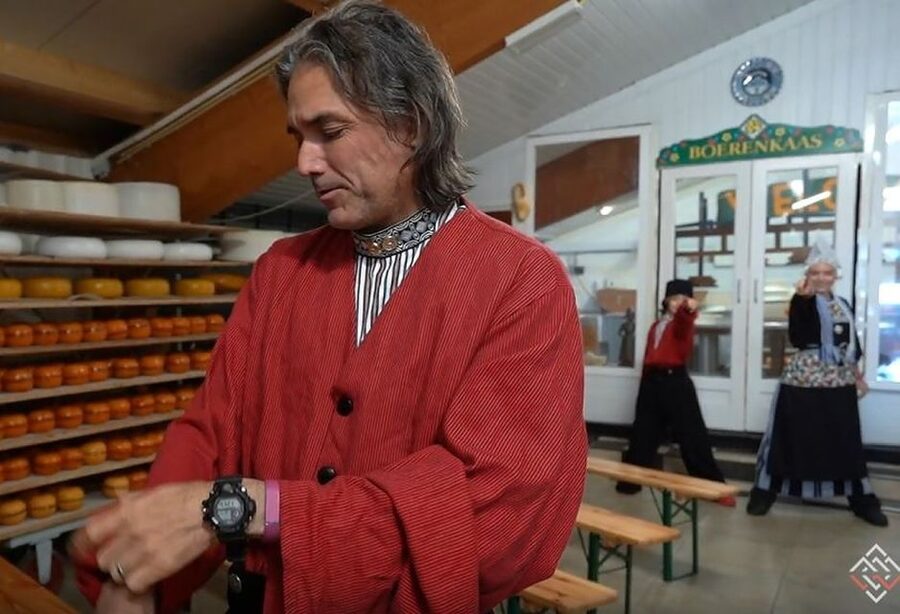 Volendam: Traditional Costume Photo with Cheese & Clog Tour - Price and time value for a $11, 1-hour stop