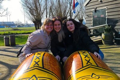 Zaanse Schans Windmills, Cheese and Volendam Tour from Amsterdam - Volendam: harbor vibes, old churches, and costume photos