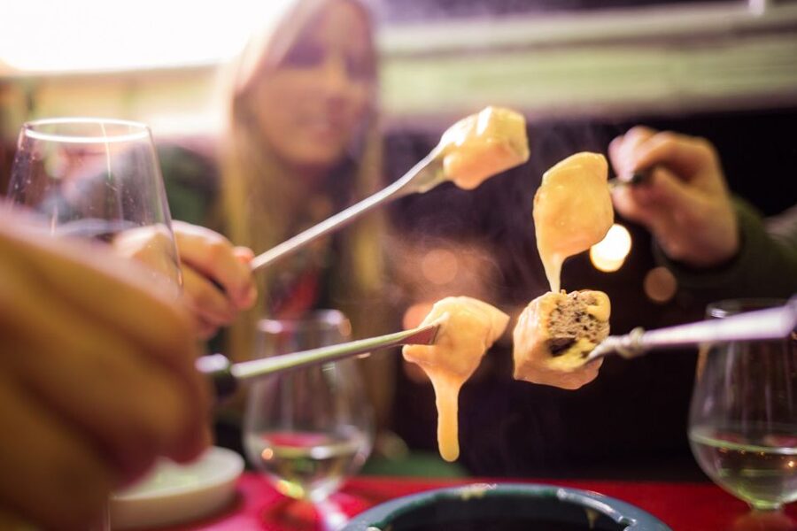 Zurich: Swiss Cheese Fondue & Wine e-Tuk-Tuk City Tour - The fondue stop: Traditional Swiss cheese done the right way
